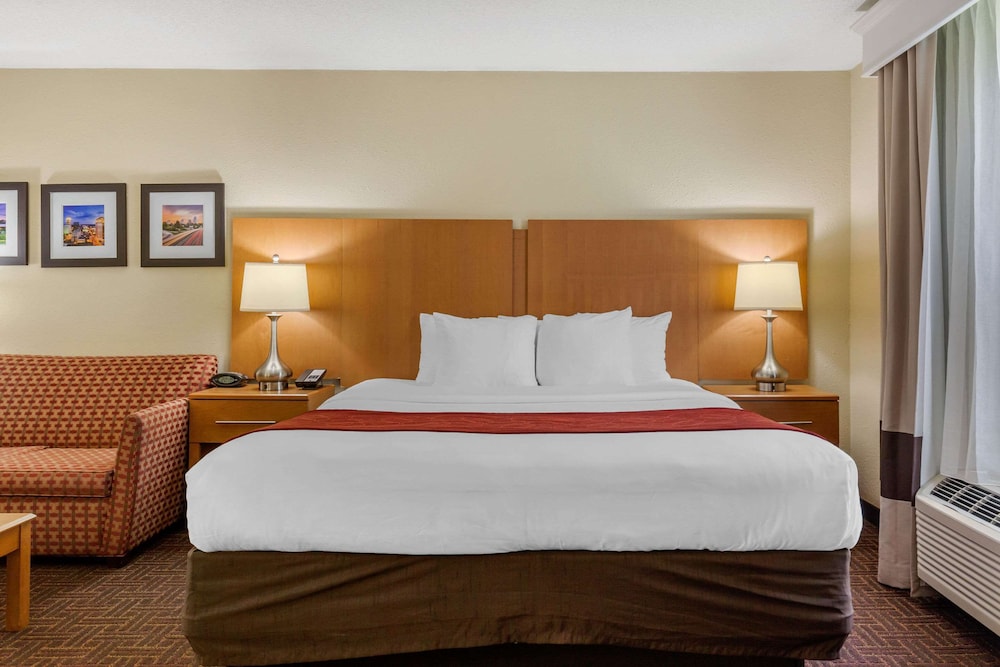 Suite, Multiple Beds, Non Smoking (Upgrade) - Photo 4
