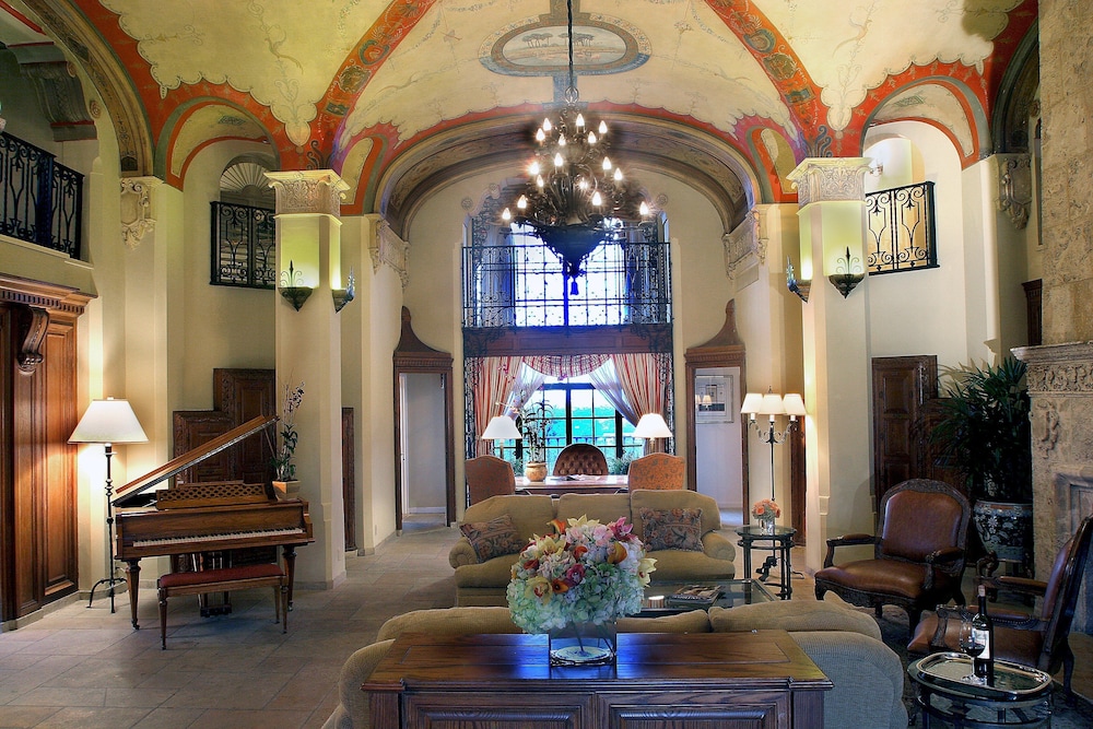 Presidential Suite (1 King and 1 Queen bed)