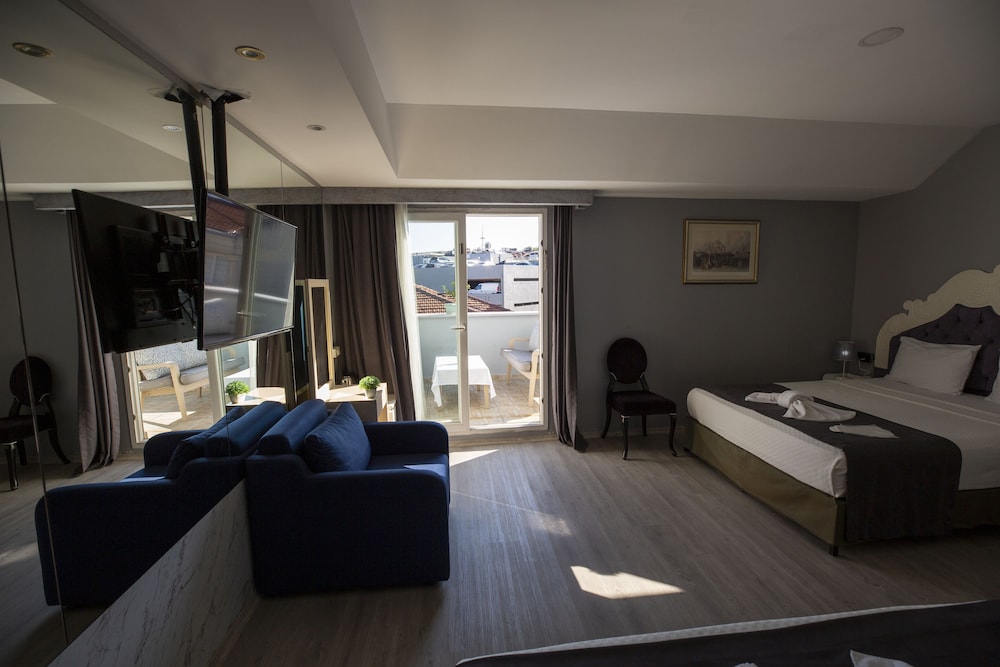Family Room, 2 Queen Beds, Balcony, Partial Sea View photo 2