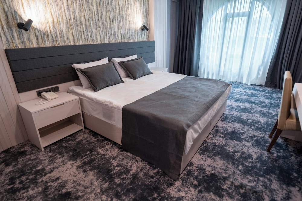 Standard Double Room Single Use, 1 Queen Bed