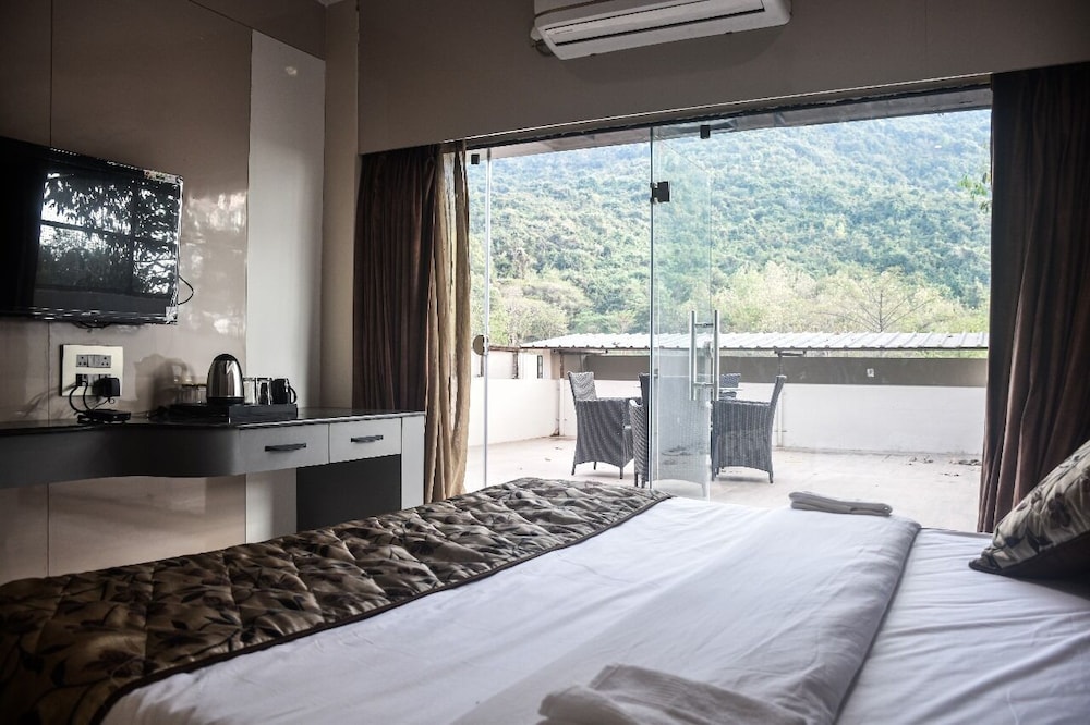 Luxury Suite, Balcony, Lake View