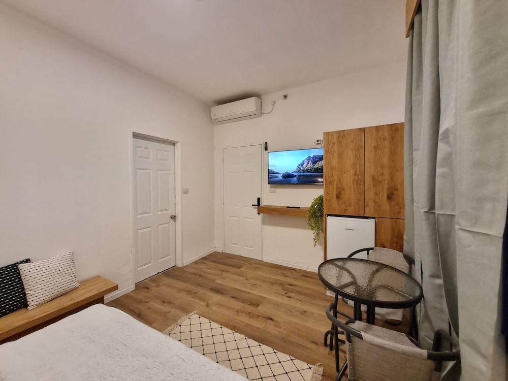 Basic Studio, 1 Queen Bed, Non Smoking, Refrigerator photo 2