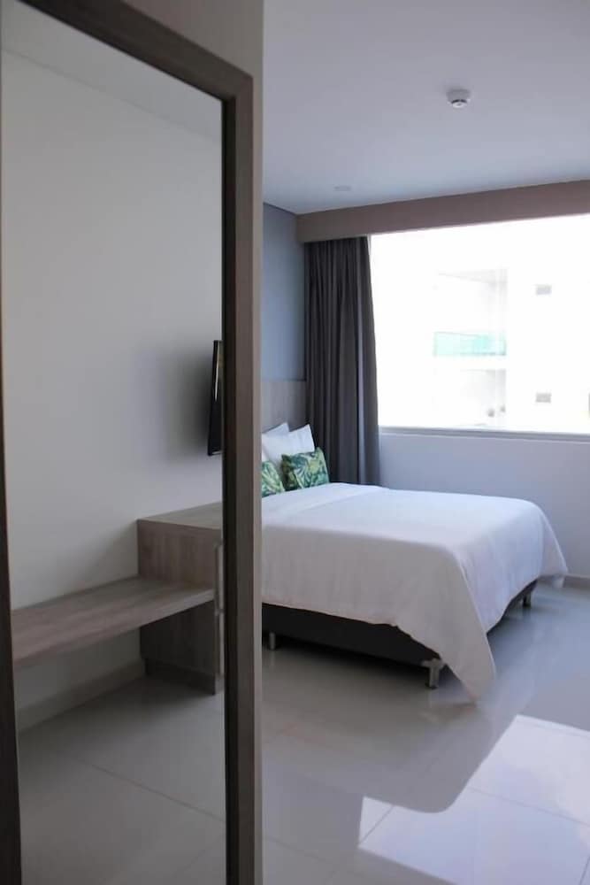 Business Room, 1 Queen Bed, City View photo 3