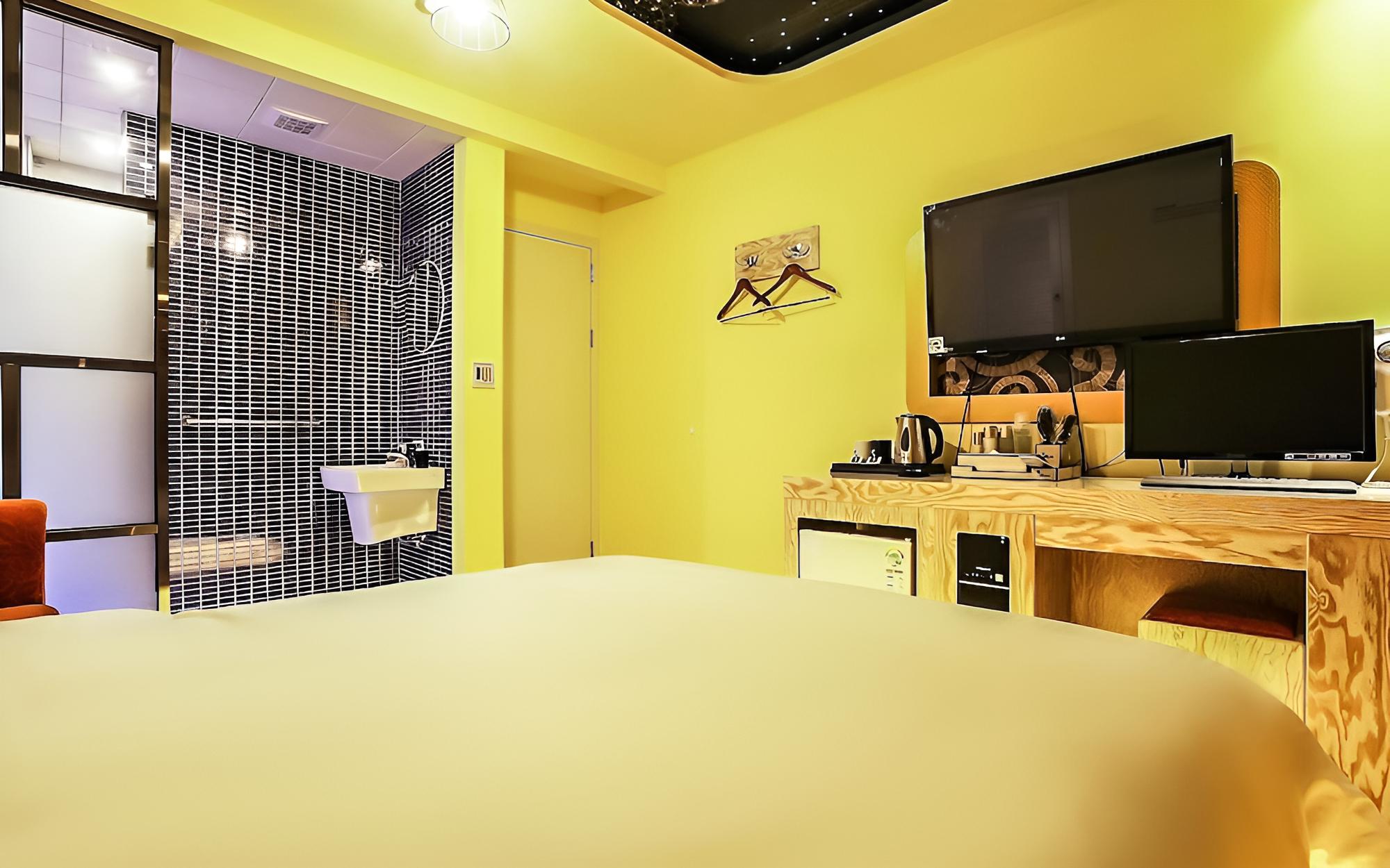 Room (Standard room (Netflix personal accou) - Photo 13