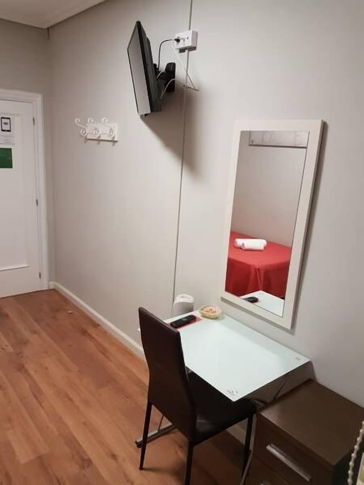 Single Room, Shared Bathroom photo 2