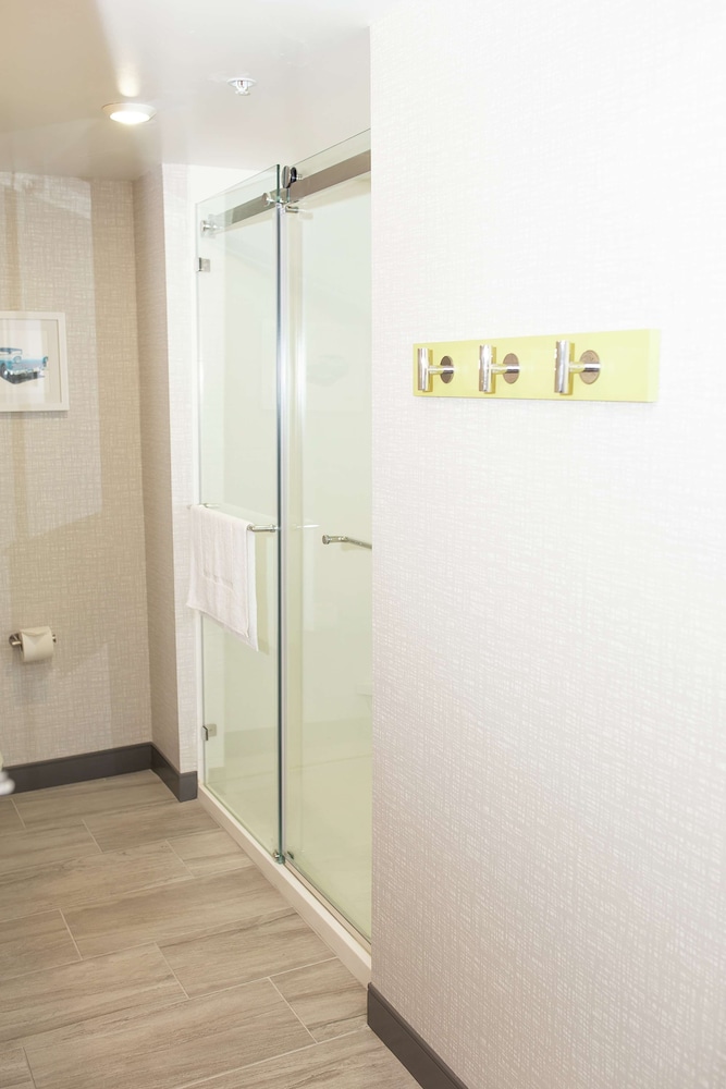Room, 1 King Bed, Accessible, Bathtub (Mobility & Hearing) - Photo 2