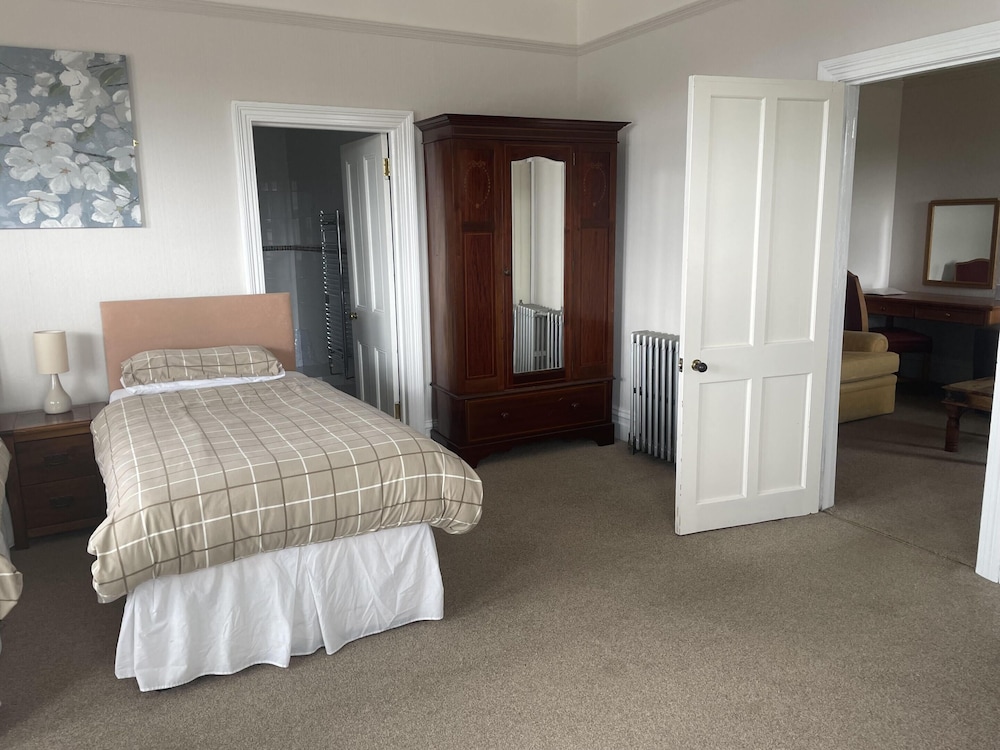 Twin Room, Ensuite (Suite) photo 2