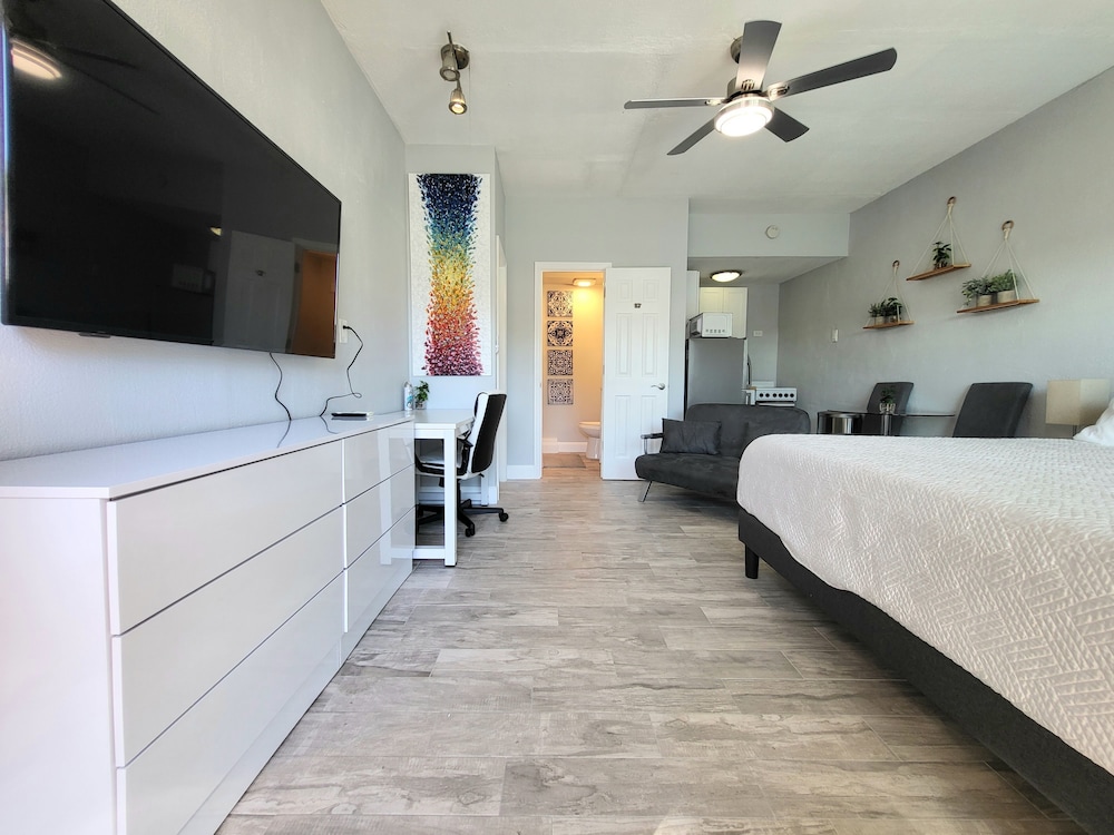 Deluxe Studio Suite, 1 King Bed, Non Smoking, Kitchen photo 1