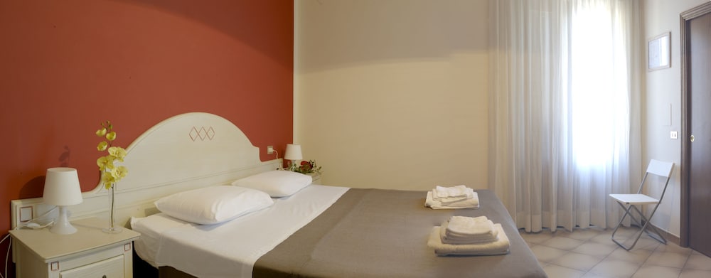 Double Room, Private Bathroom - Photo 4
