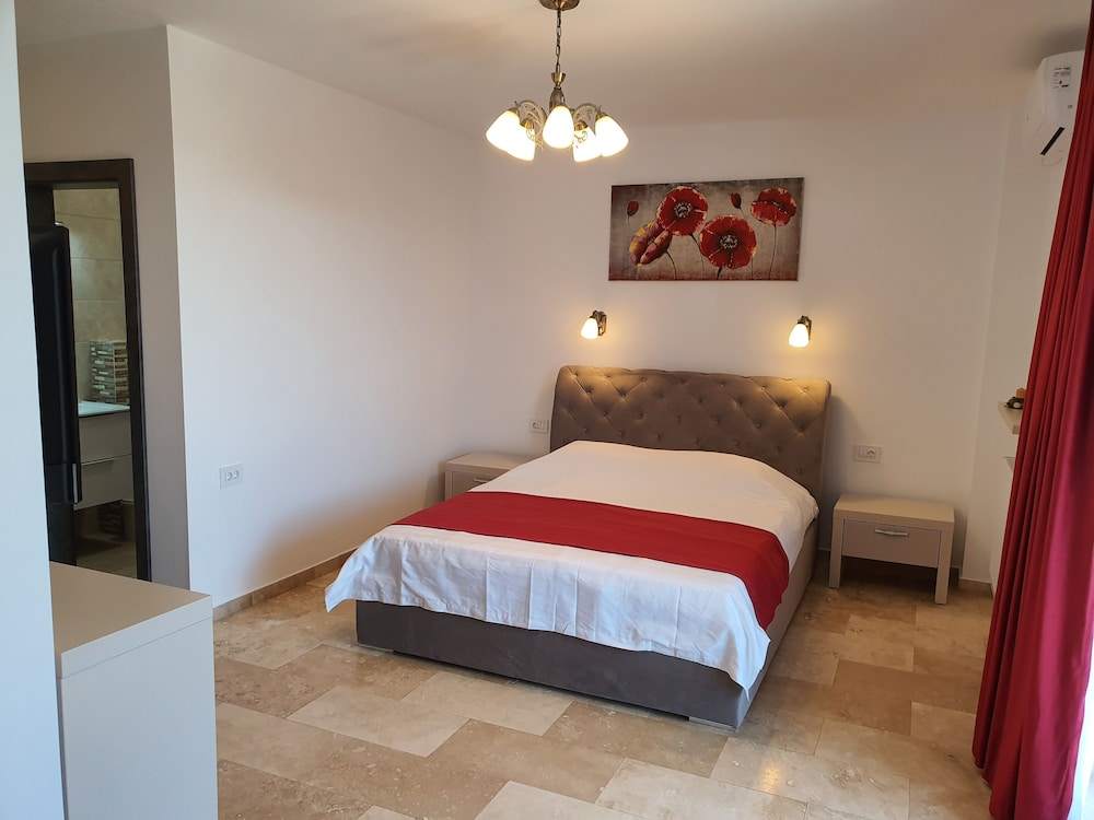 Comfort Quadruple Room, 1 Queen Bed with Sofa bed, City View photo 3