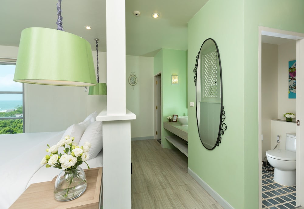 Deluxe Room, Partial Sea View, Corner - Photo 3