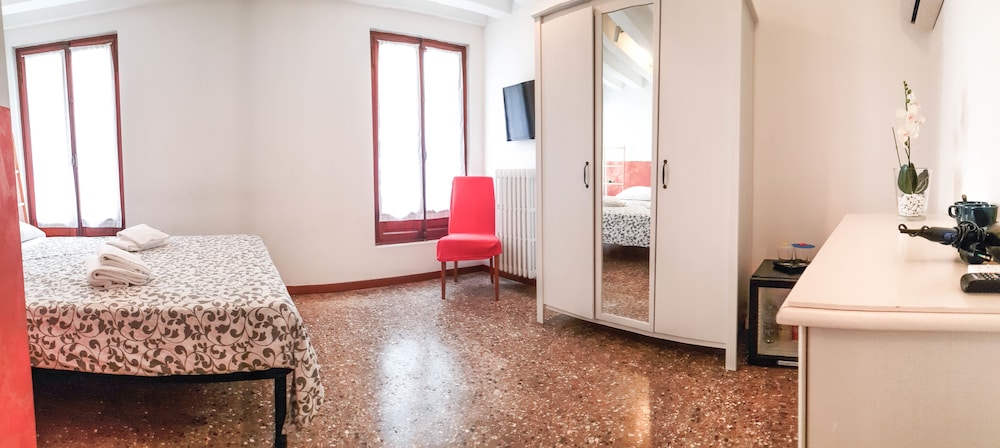 Basic Double Room, Private Bathroom photo 1