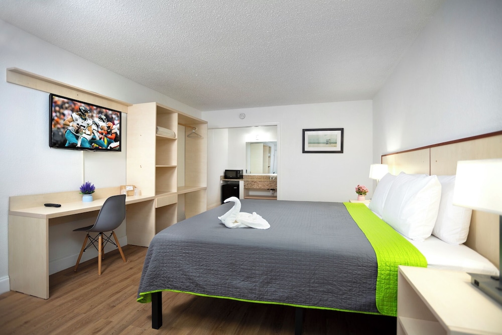 Basic Room, 1 King Bed - Photo 1