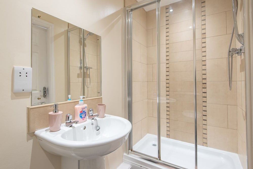 Apartment, Private Bathroom - Photo 6