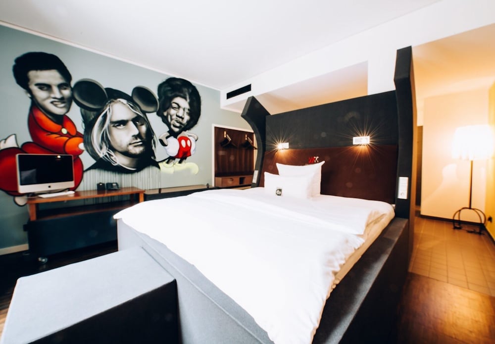 Suite, 1 King Bed, City View photo 2