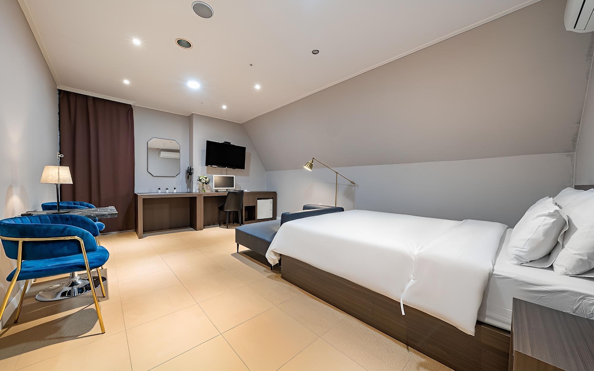 Room (Deluxe (OTT TV Bidet))