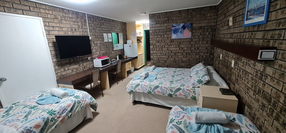 Classic Triple Room, Multiple Beds, Non Smoking, Ground Floor photo 3
