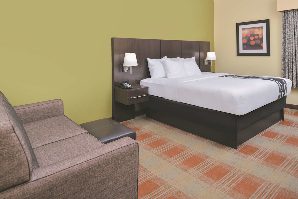 Deluxe Suite, 1 King Bed, Non Smoking (Deluxe Family Suite) - Photo 2