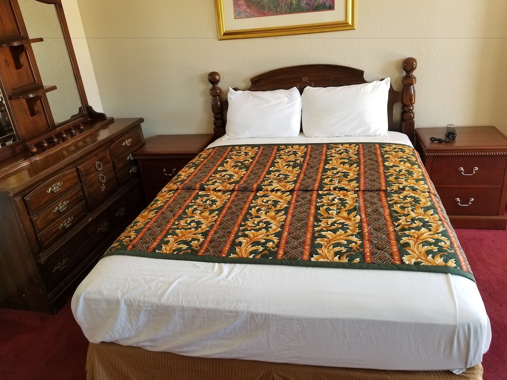 Deluxe Room, 1 Queen Bed, Non Smoking, Refrigerator & Microwave photo 3