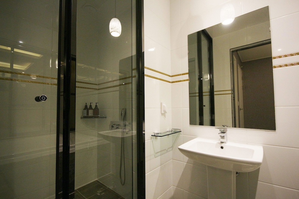 Deluxe Twin Room, Multiple Beds photo 2