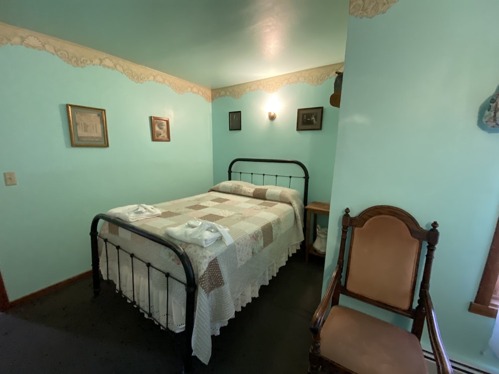 Ma Johnson's Hotel Comfort Triple Room photo 3