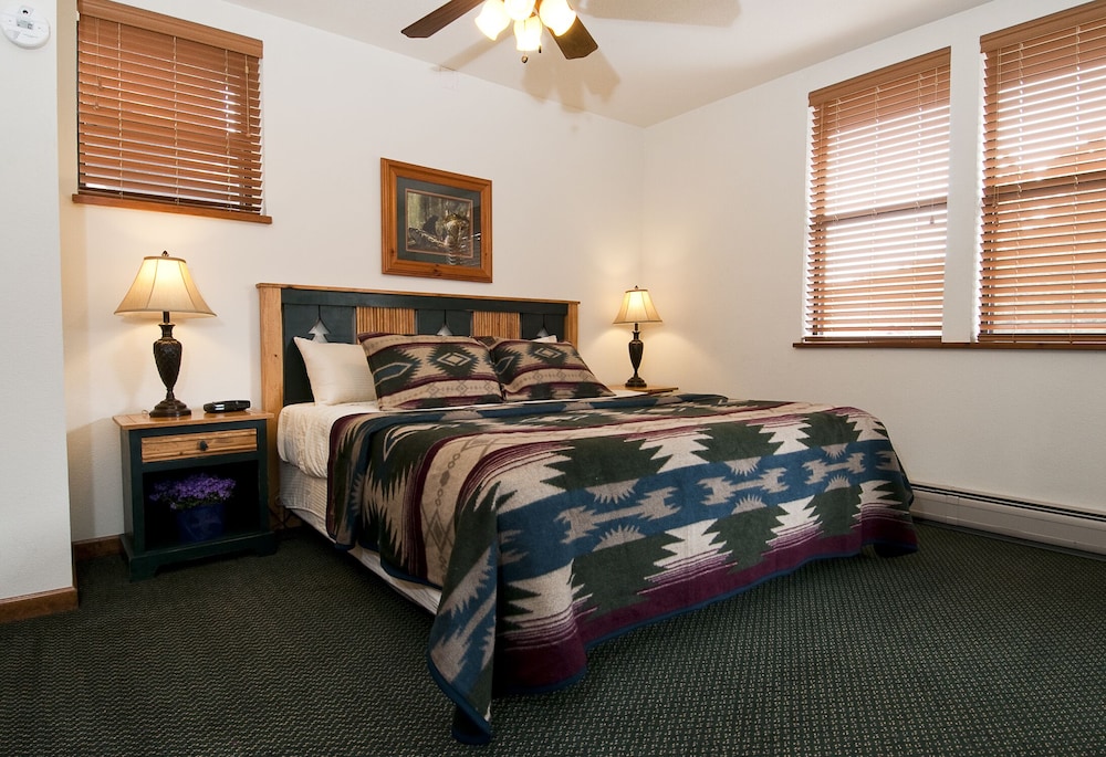 Suite, 1 King Bed with Sofa bed, Kitchen, Mountain View