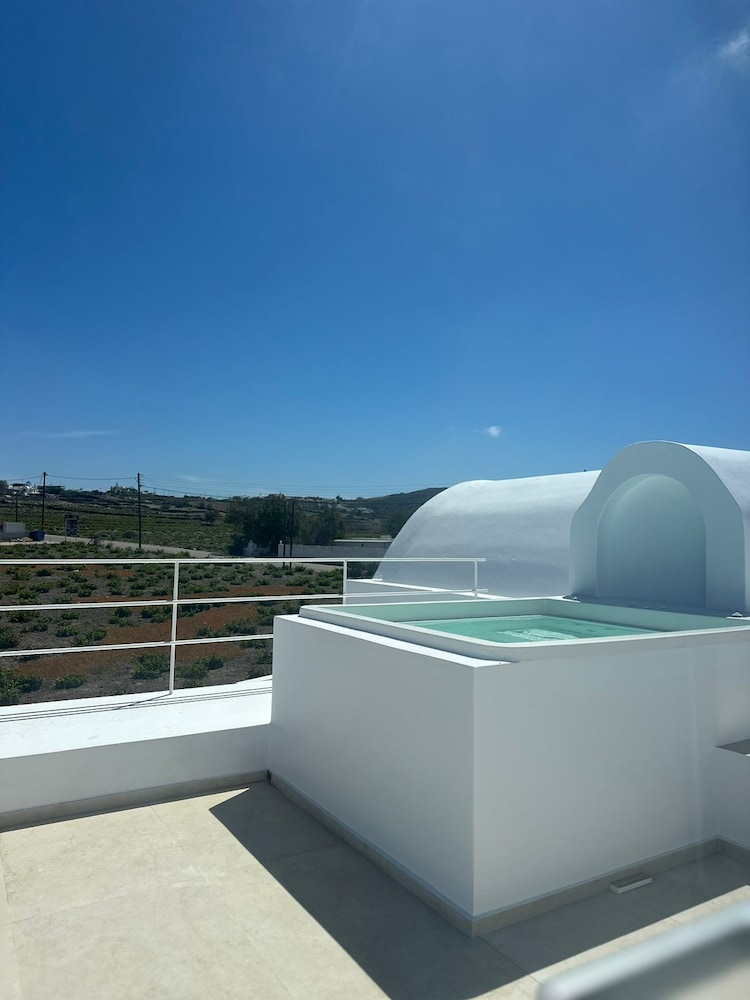 Elegant Suite with Private Infinity Pool & Heated Outdoor Jetted Tub - Caldera View - Photo 35