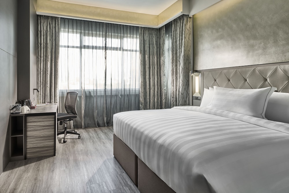 Deluxe Room with 1 King Bed photo 1
