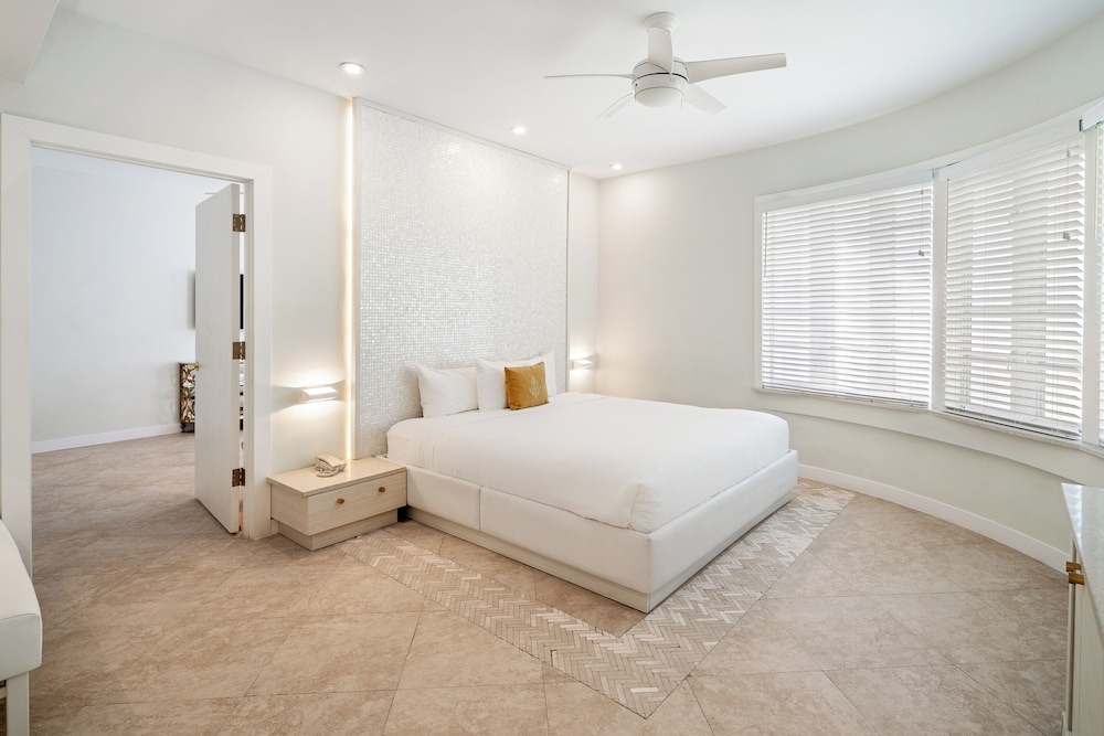 Suite, 1 King Bed with Sofa bed, Mobility Accessible (Partial Ocean) - Photo 1