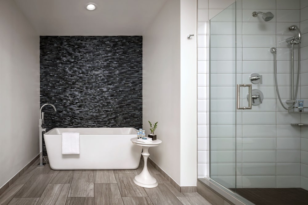 Suite, 1 Bedroom, Tower (View) - Photo 6