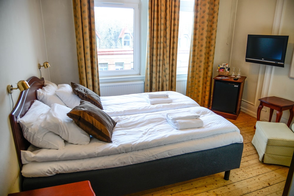Standard Double or Twin Room - Photo 25
