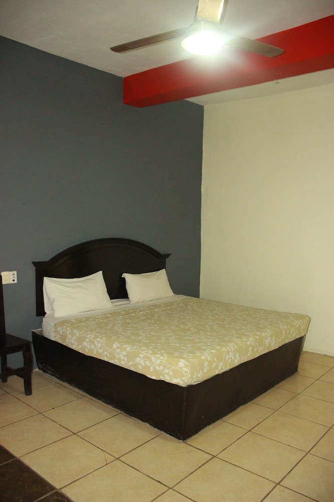 Standard Room, 1 King Bed (AC) photo 3