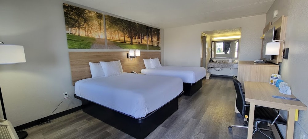 Standard Room, 2 Queen Beds photo 2