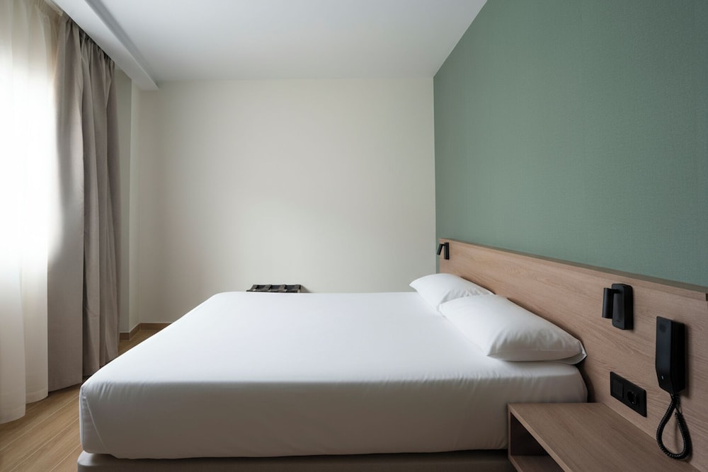 Apartment, 2 Bedrooms, Mobility Accessible photo 3