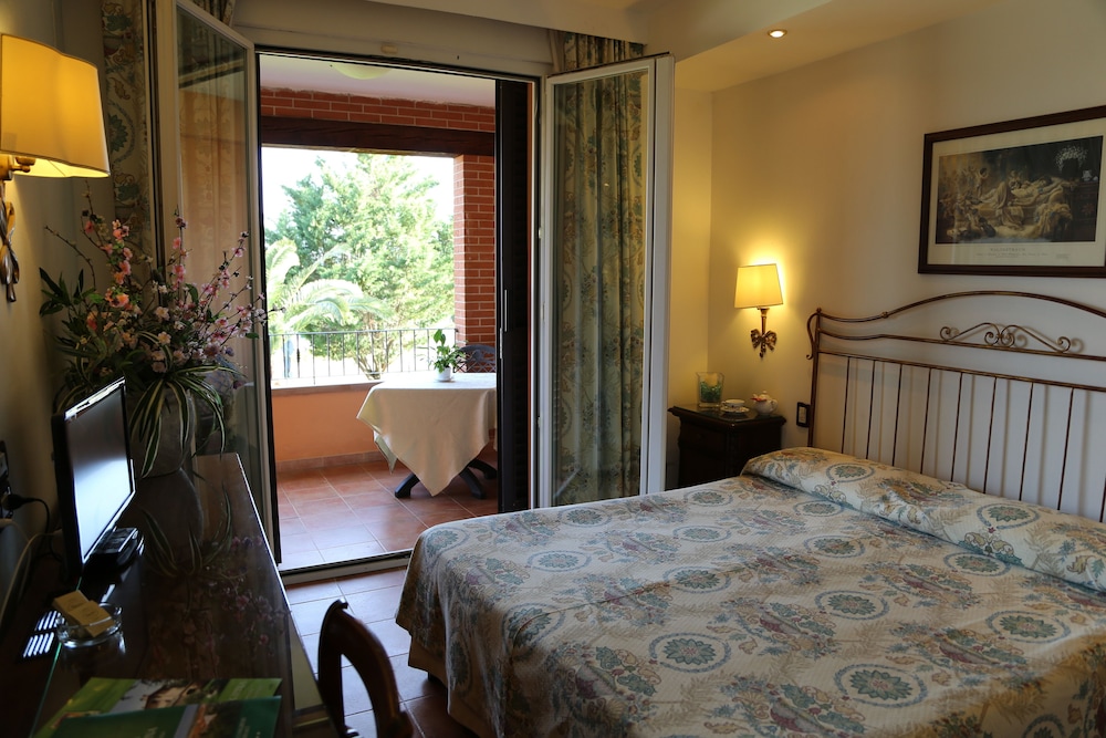 Standard Triple Room - Photo 1