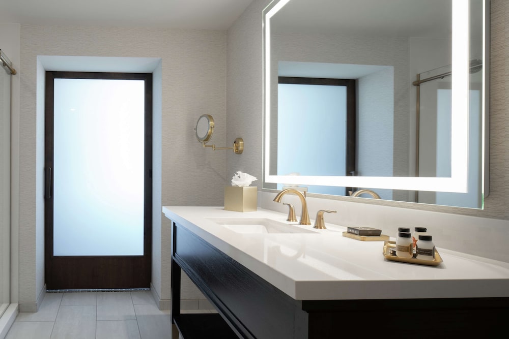 Room, 1 King Bed, Accessible, Corner (Roll-In Shower) - Photo 2