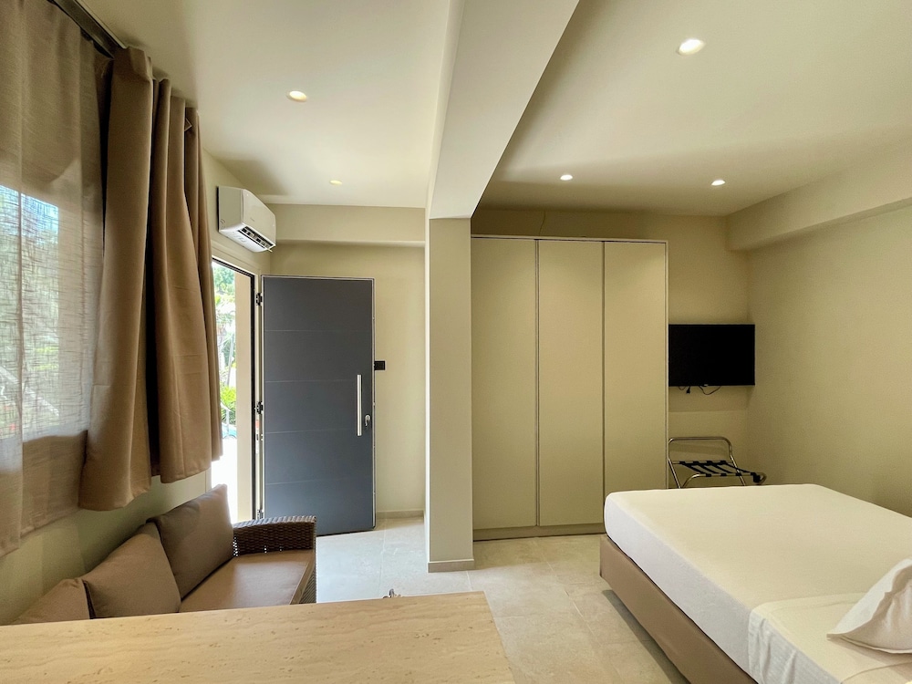 Economy Studio, 1 Double Bed, Courtyard View photo 2