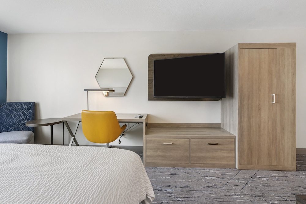 Suite, 1 King Bed, Kitchen - Photo 2