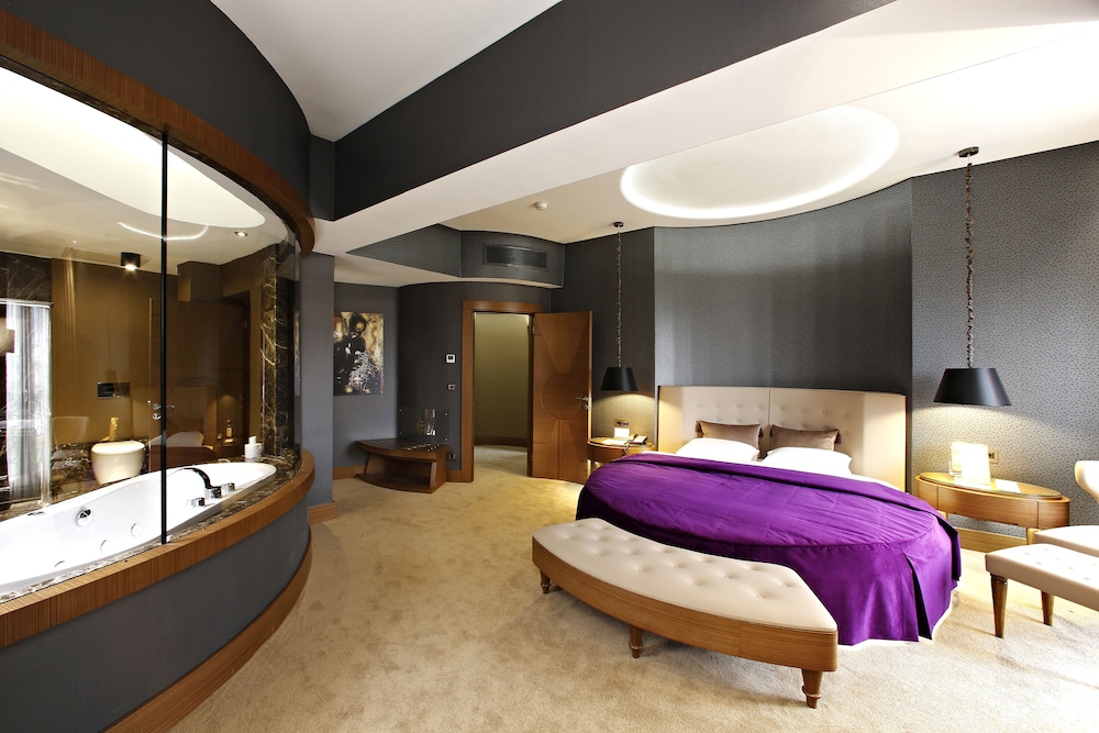 Deluxe King Suite - Photo 1