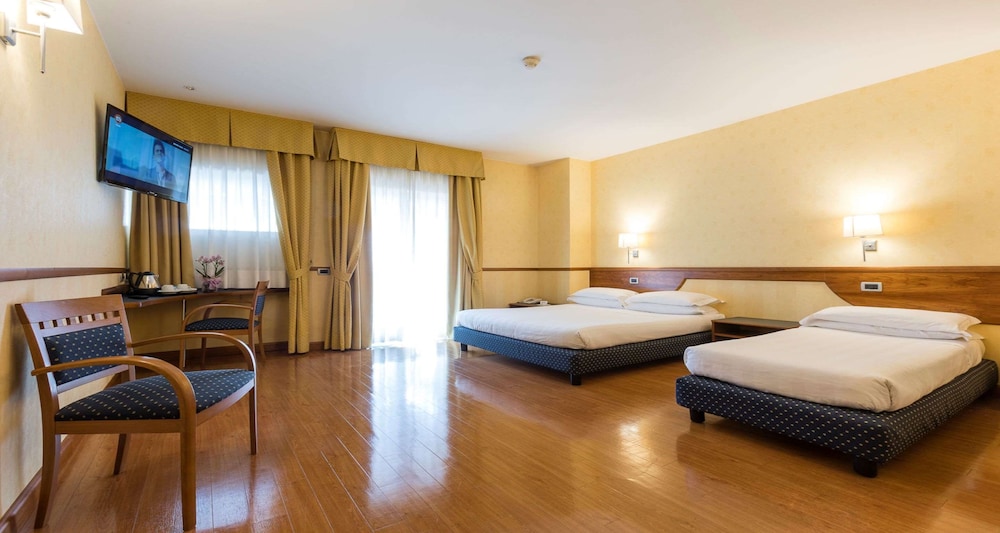 Standard Room, Multiple Beds, Non Smoking - Photo 4