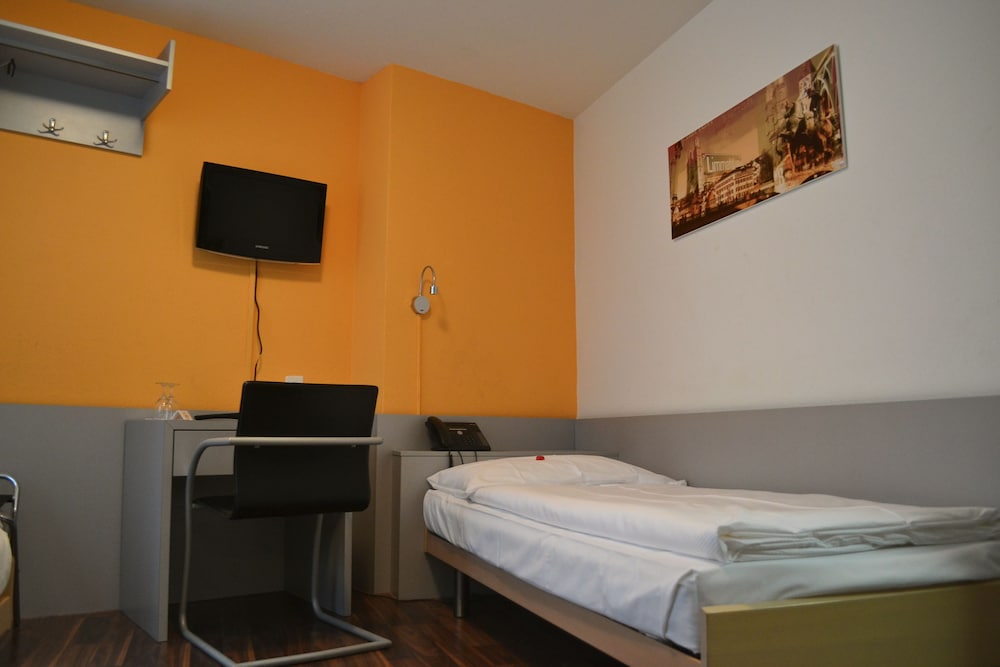 Economy Twin Room - Photo 3