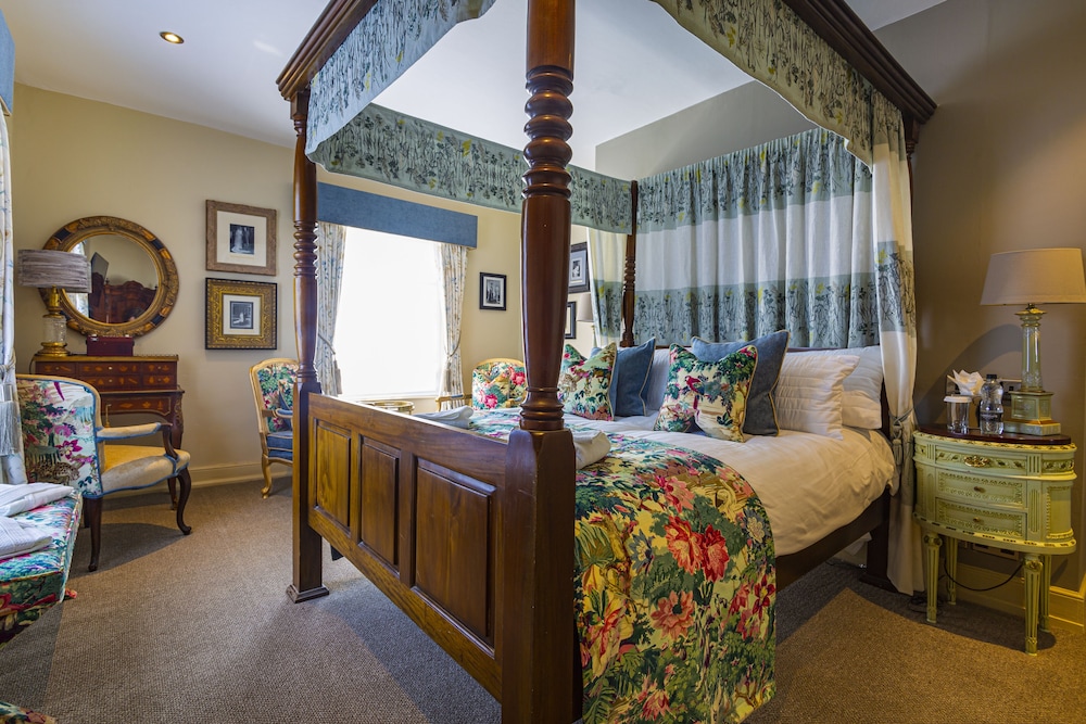 Deluxe Four Poster Room