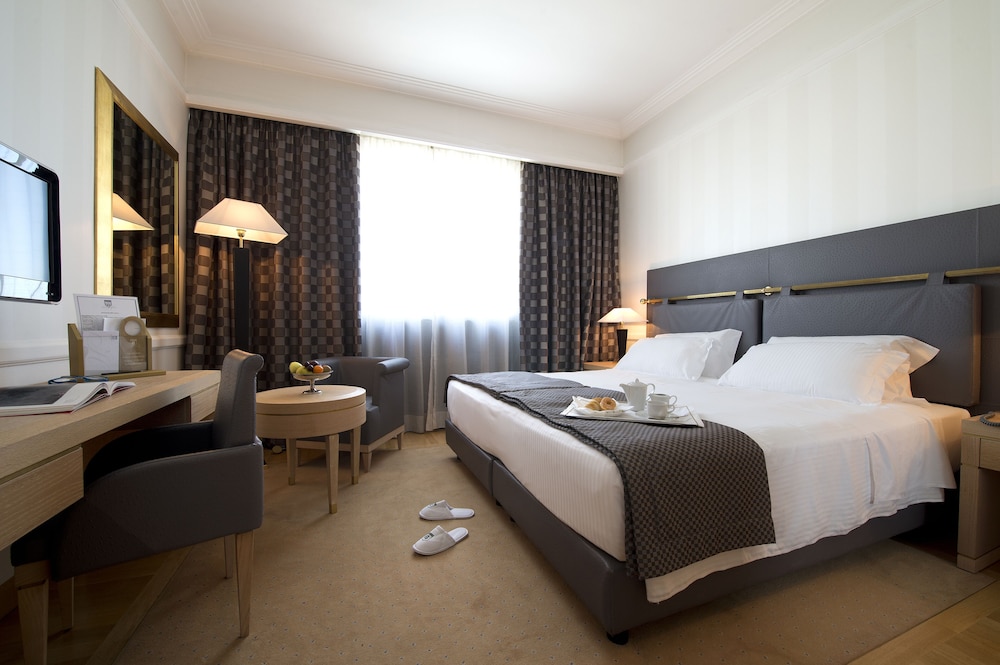 Superior King Room - Photo 10