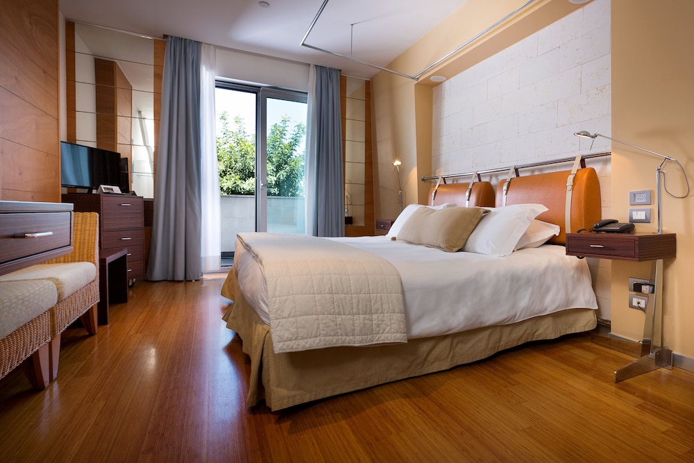 Standard Double Room, Partial Sea View - Photo 4