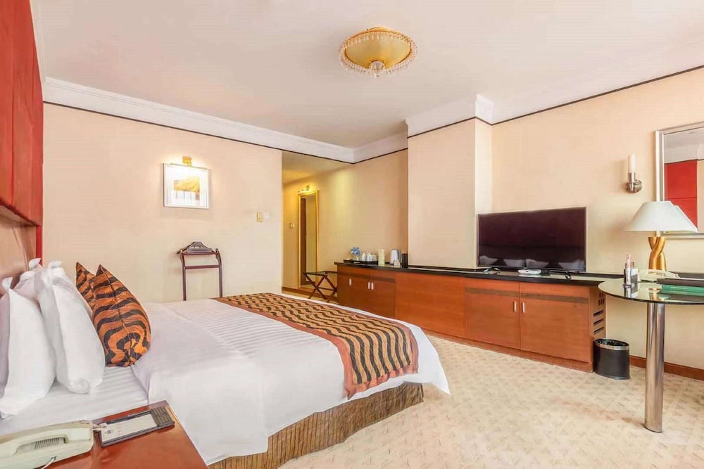 Executive Room, 1 King Bed, Smoking photo 1