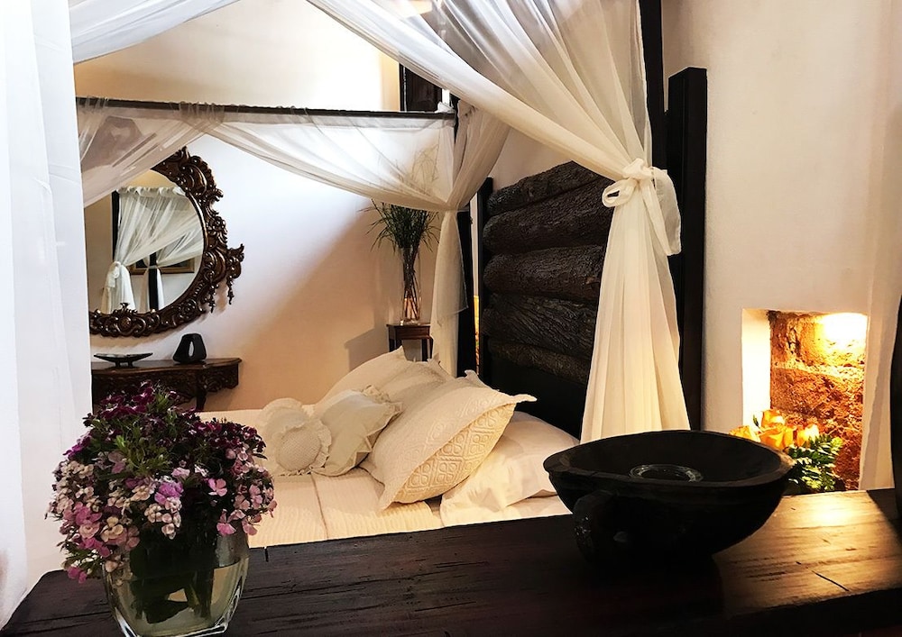 Honeymoon Suite, 1 King Bed, Non Smoking photo 2