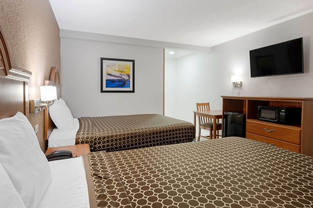 Standard Room, 2 Double Beds, Smoking photo 3