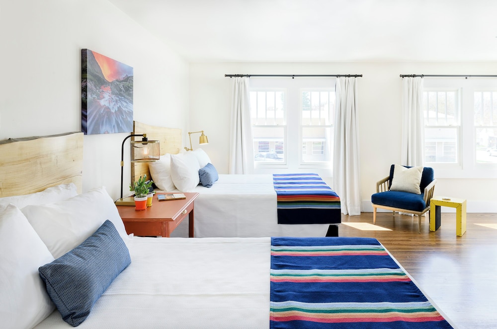 Luxury Quadruple Room, 2 Queen Beds, Mountain View