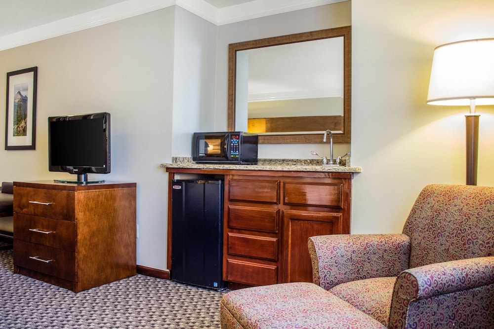 Suite, 1 King Bed with Sofa bed, Non Smoking - Photo 2