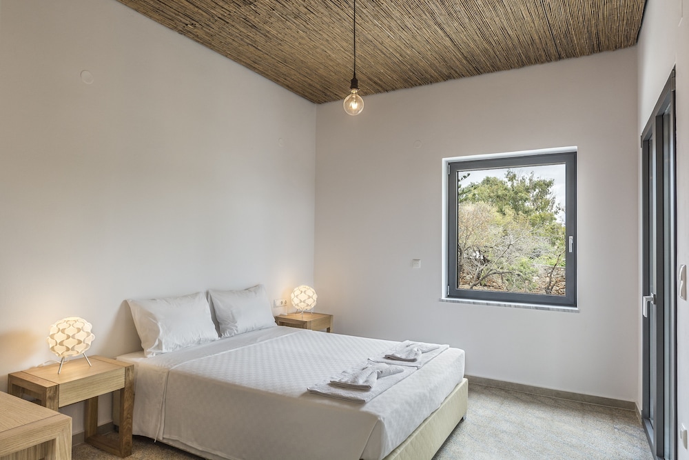 House, 2 Bedrooms, 2 Bathrooms, Beachside